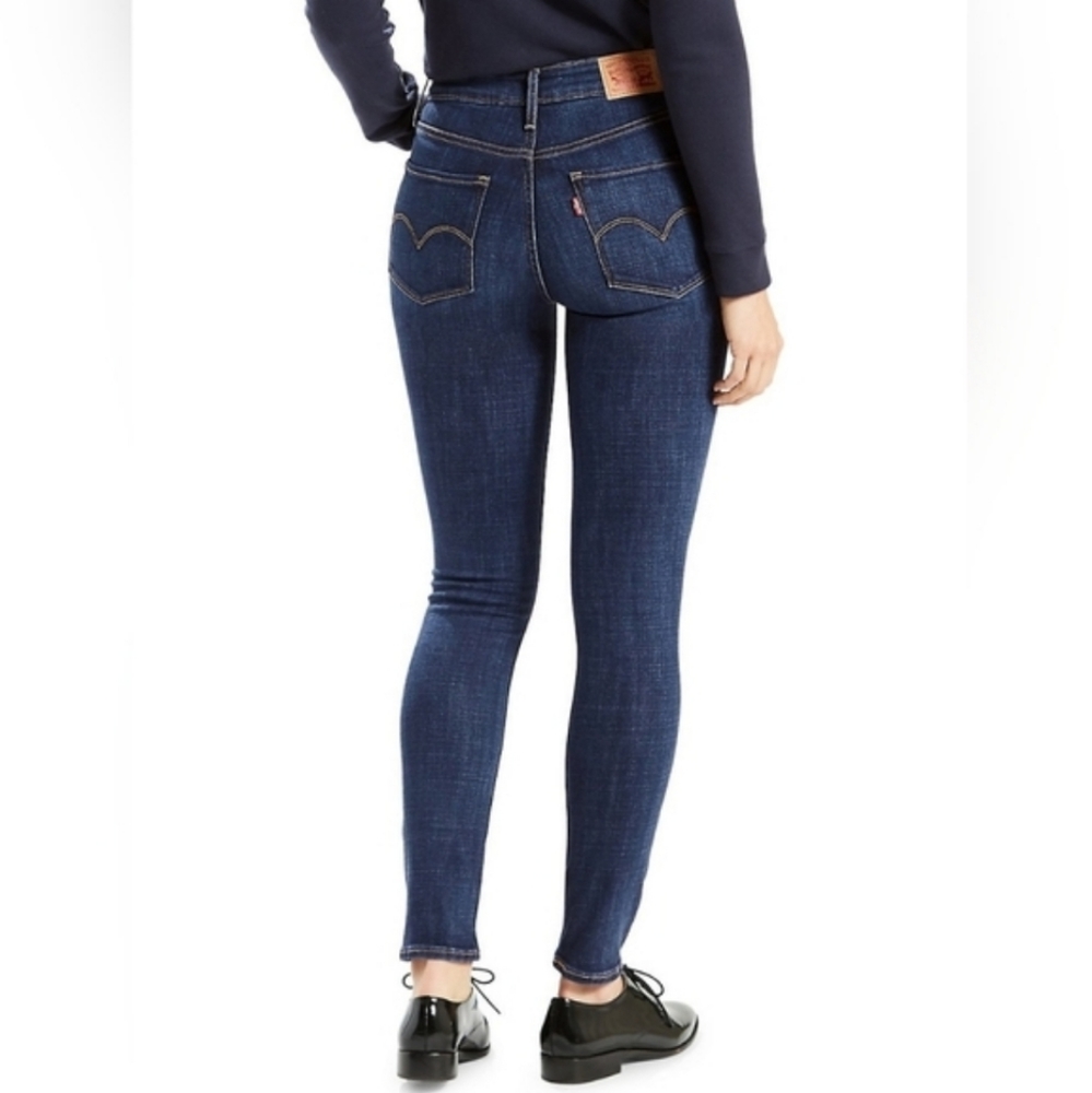 🌺Levi's 721 High Rise Skinny Jeans in Dark Wash